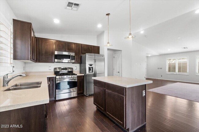 Building Photo - 2039 E Saddlebrook Rd