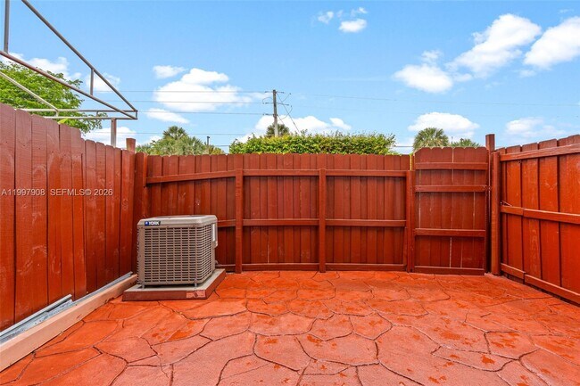 Building Photo - 319 NW 109th Ave