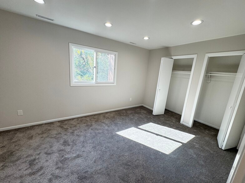 Primary Bedroom - 2 Stowe Ct
