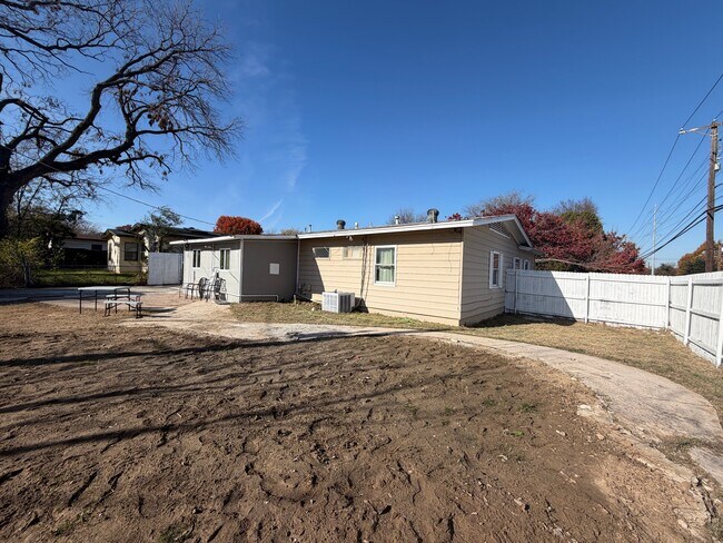 Building Photo - 2136 Ridgeway St