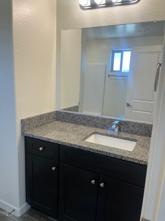 Building Photo - ***3 BEDROOM/2.5 BATHROOM IN PRESCOTT VALLEY***