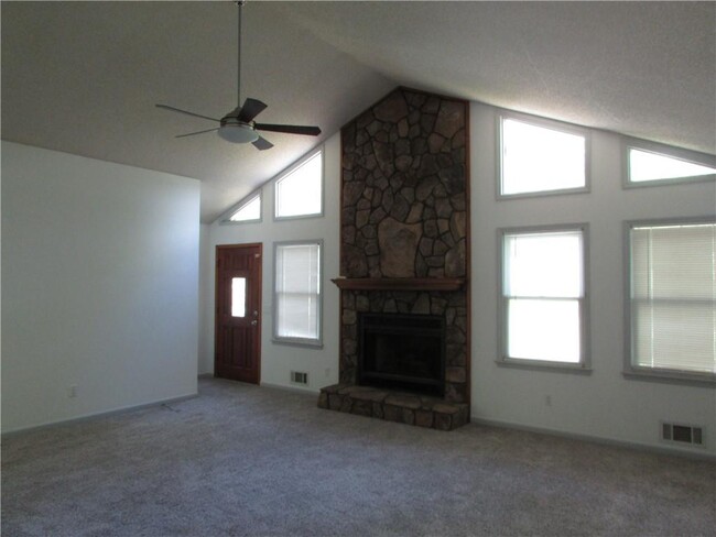 Building Photo - 412 Hickory Walk