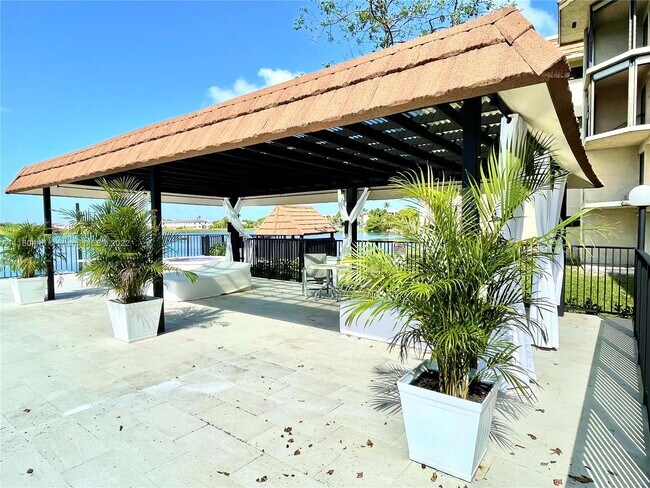 Building Photo - 461 Ives Dairy Rd