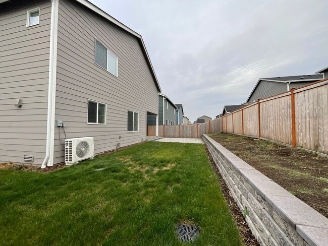 Building Photo - Beautiful 4 Bedroom, 2.5 Bath Home Available November 1st!