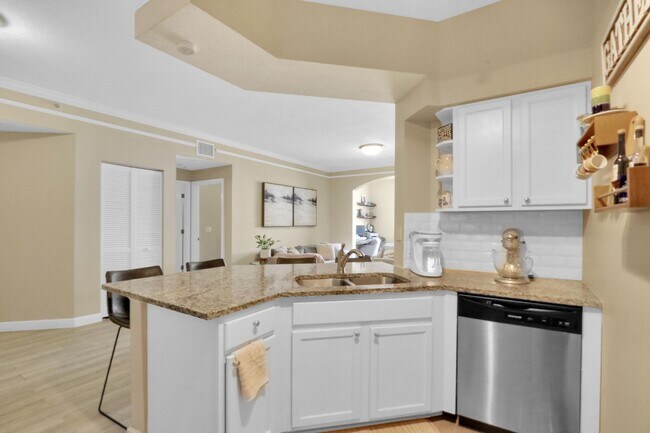 Building Photo - 2111 Myrtlewood Cir E