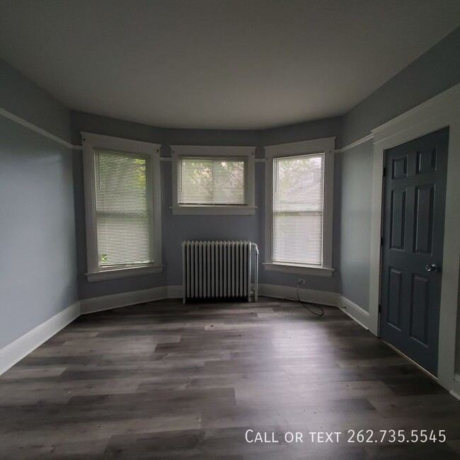 Building Photo - Charming 1 Bed 1 Bath Apartment in Prime L...