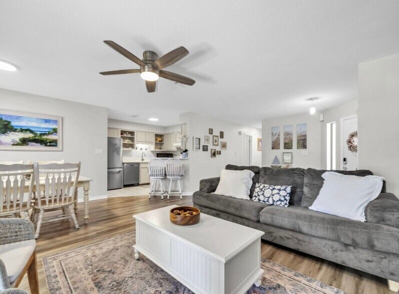 Open concept common area - 321 Woodham Ct