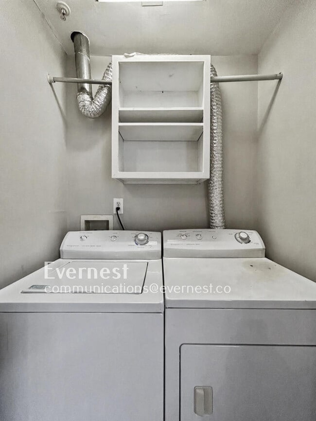 Building Photo - 2418 E Franklin St