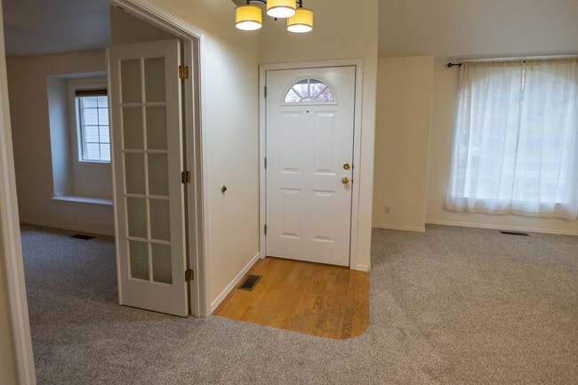 Building Photo - 164 S Silverwood Way