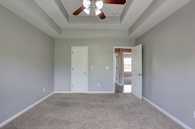 Building Photo - Sweet Splitlevel with Awesome Basement Area