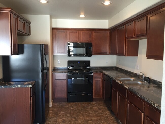 Building Photo - 4 BEDROOM, 3.5 BATHROOM SADDLE RIDGE TOWNH...