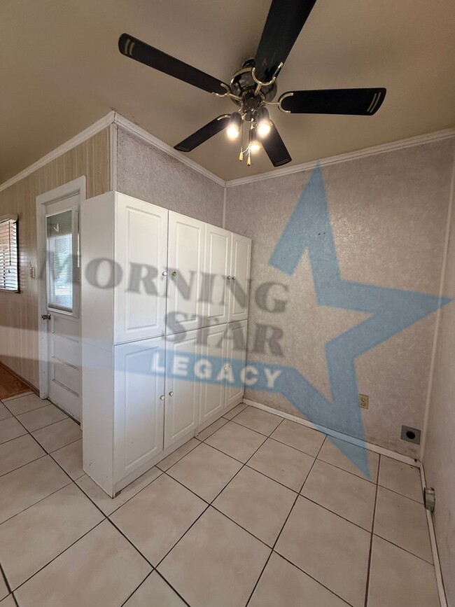 Building Photo - Cute 3-Bedroom with Large Backyard!