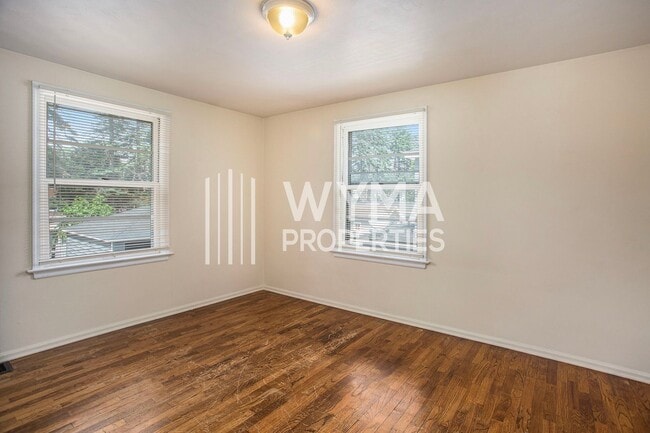 Building Photo - AVAILABLE MID-JULY!! 3 Bedroom, 1.5 Single...