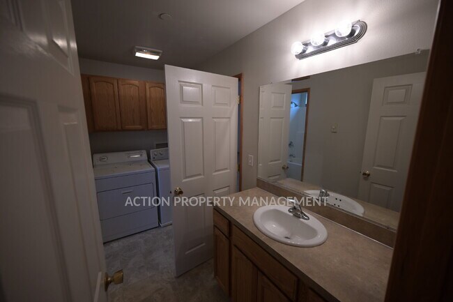 Building Photo - 2 bed 1 bath, top floor apartment in Port Angeles, close to Peninsula College and the Olympic Nat...