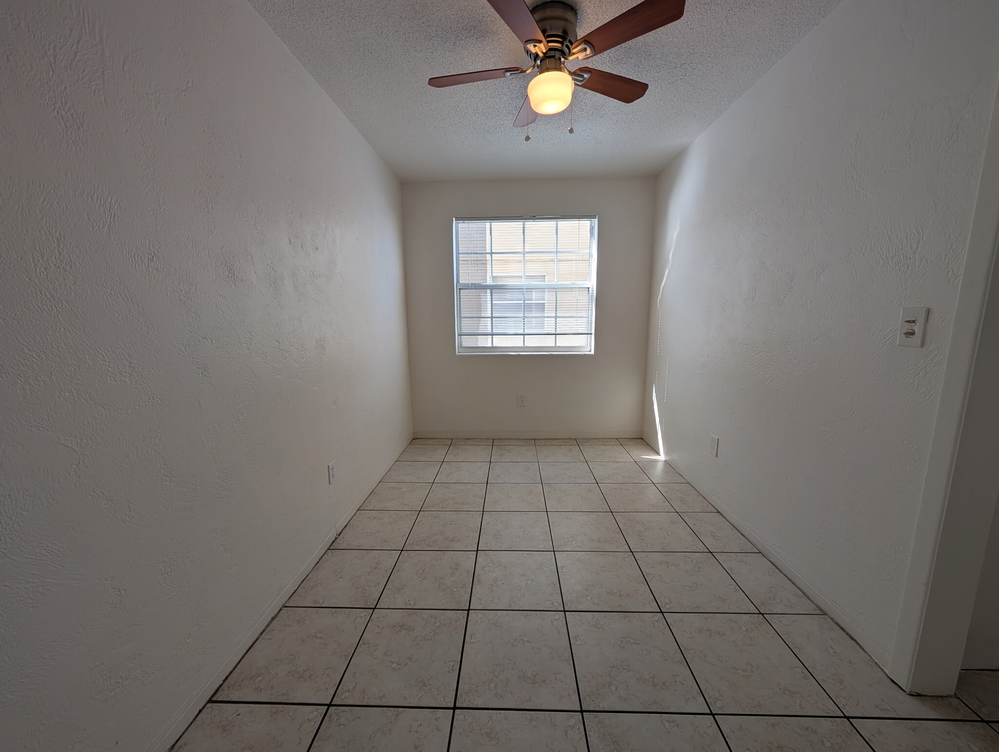 Building Photo - 2597 N Oleander Ave