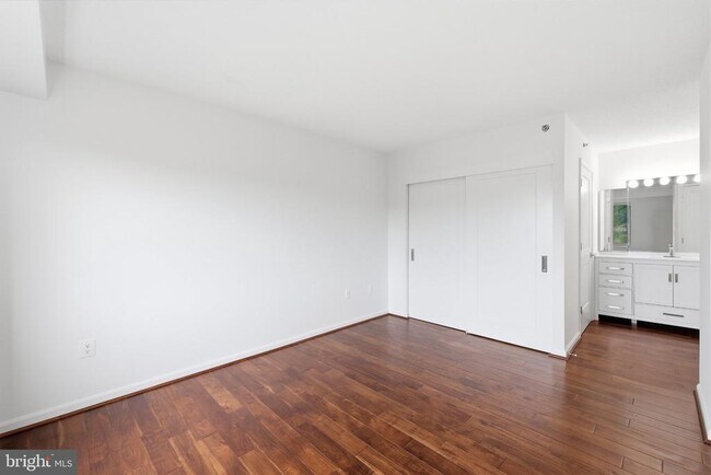 Building Photo - 2121 Jamieson Ave