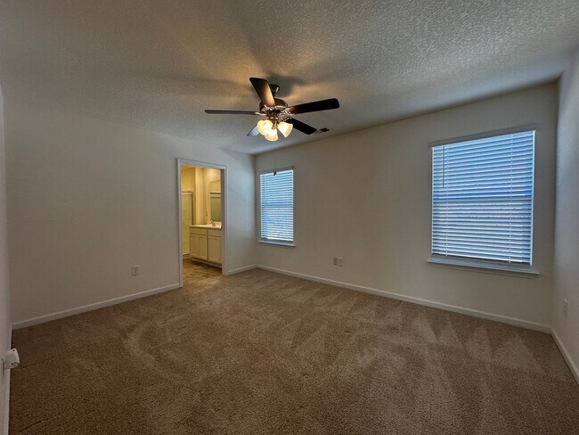 Building Photo - E. Morristown - 3 bed/2.5 bath home with g...