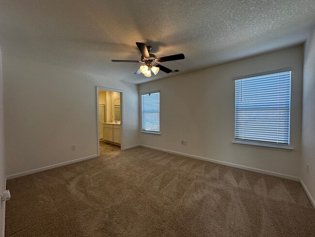 Building Photo - E. Morristown - 3 bed/2.5 bath home with garage