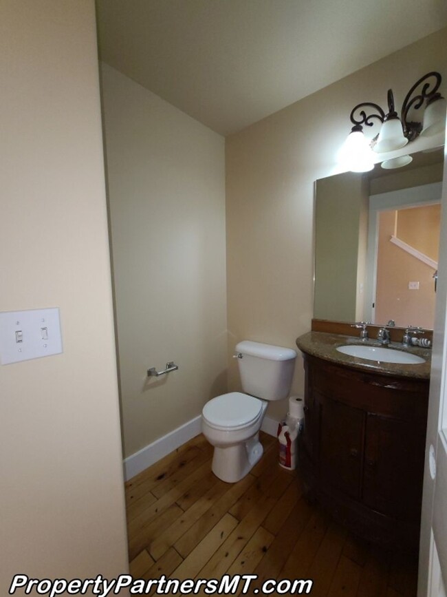 Building Photo - Beautiful 3 Bed 2.5 Bath Town house with A...