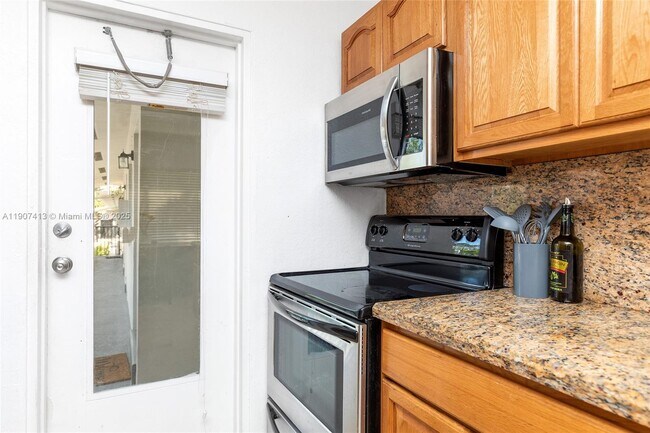 Building Photo - 81 Edgewater Dr