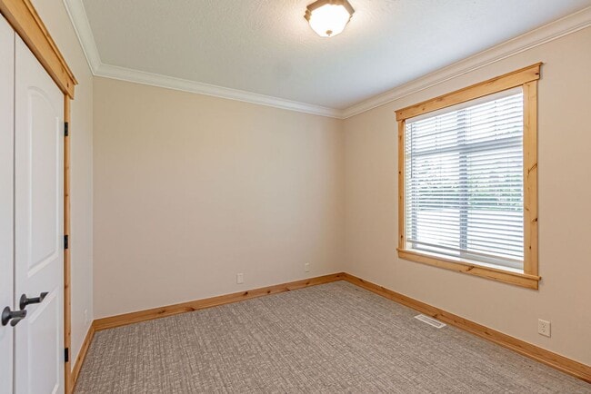 Building Photo - Beautiful- 5 bed/3 bath, 3 car garage and ...
