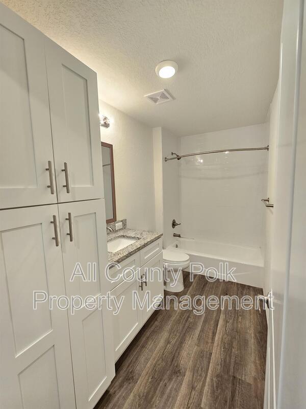 Building Photo - 915 Ariana St