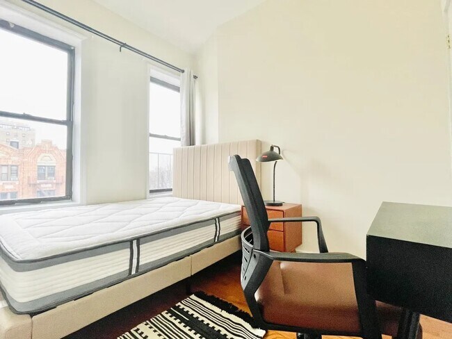 Building Photo - Furnished room/NOT APARTMENT