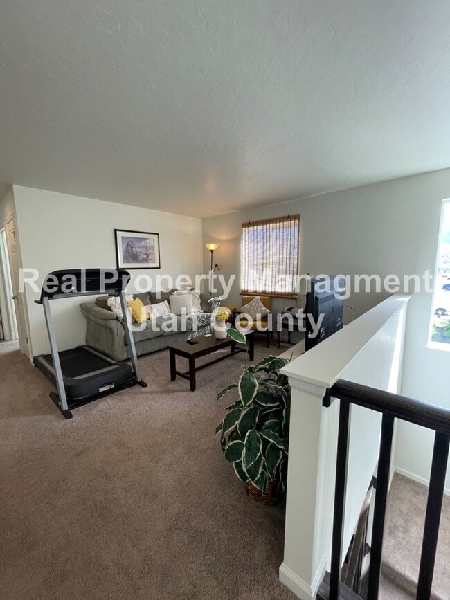 Building Photo - Beautiful Townhome in Pleasant Grove