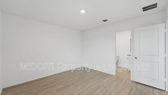 Building Photo - 2713 Green Finch