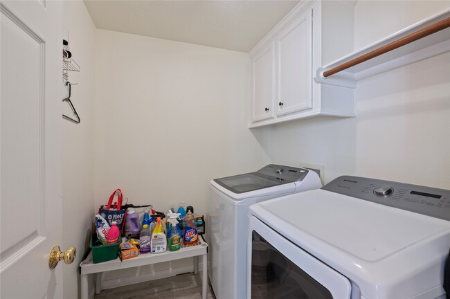 Building Photo - 2060 Glencove Dr
