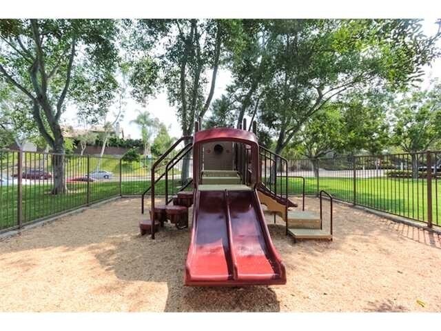 Building Photo - RB Luxury 2 Br Townhome 2 car spots Laundry $3190 TEXT 760-715-5861