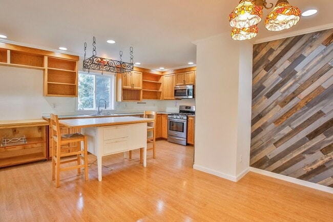 Building Photo - Gorgeous Coupeville Home is Ready for a New Tenant!!!