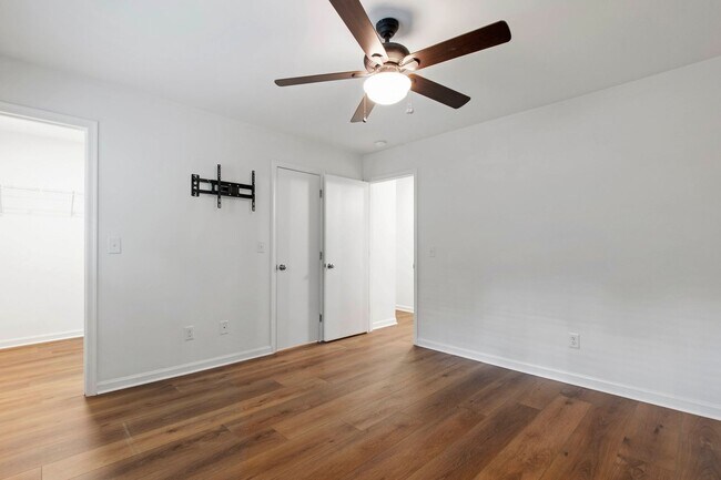 Building Photo - Rare Find: Updated and Modern End-Unit Tow...