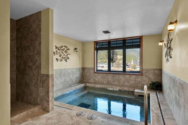 Building Photo - 834 Mc Kinley Ave W