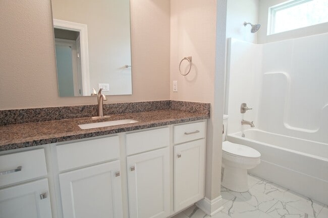 Building Photo - Gulf Breeze 3BR/2BA Townhome – Vaulted Cei...