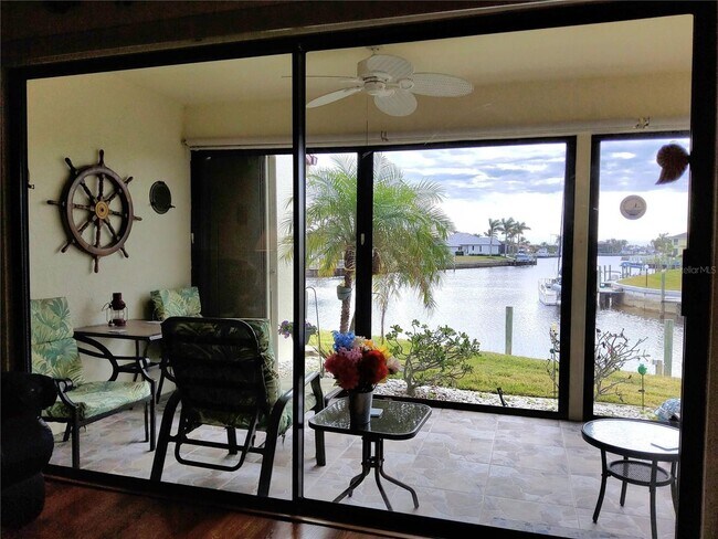Building Photo - Seasonal 3/2/2 waterfront villa in Punta Gorda
