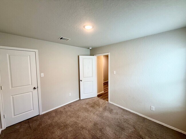 Building Photo - Gorgeous 3-bedroom, 2 Bathroom, Minutes from Randolph AFB