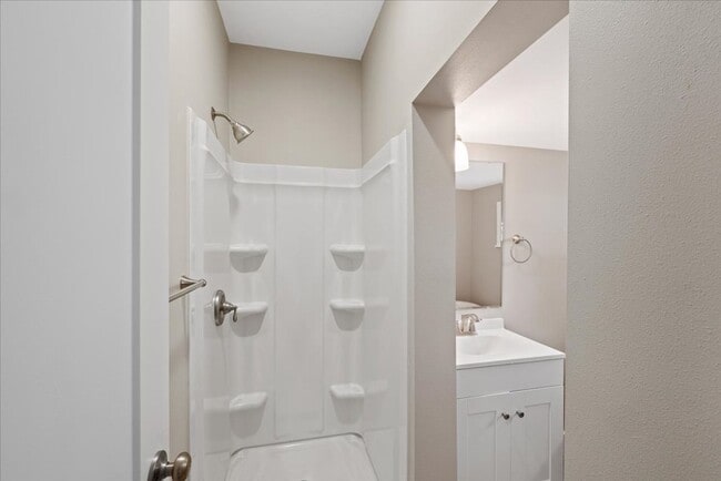 Building Photo - Charming Farmhouse in Fairfield