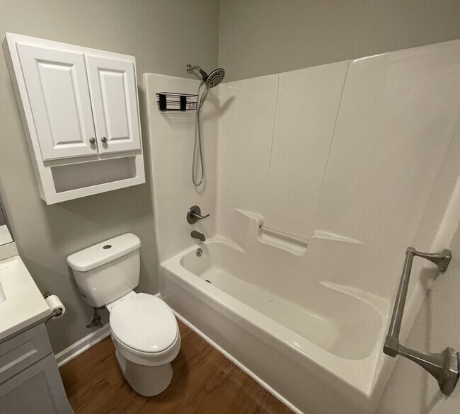 Building Photo - 2 bedroom 1 bath renovated home