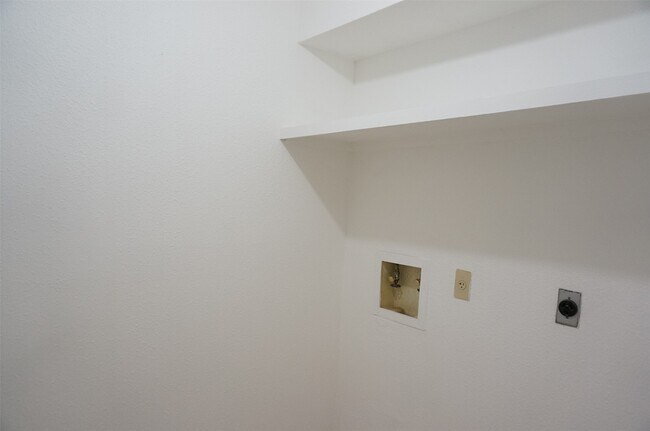 Building Photo - 7400 Bellerive Dr