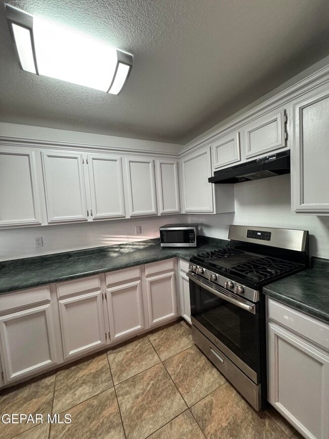 Building Photo - 3033 Tierra Humeda Dr