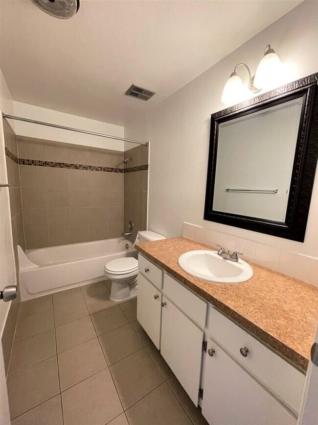 Building Photo - Charming Two Bedroom  Close to Downtown Vancouver !!