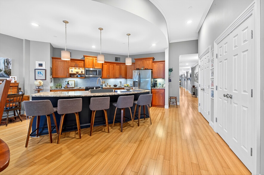 Building Photo - 325 S Salina St