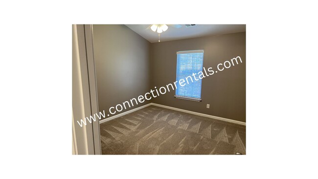 Building Photo - Amazing 3 bed 2.5 bath townhome