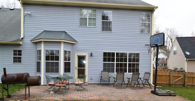 Building Photo - Quiet Cul-de -sac