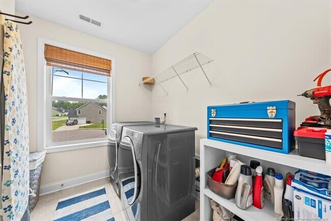 Building Photo - 400 Everest Ct