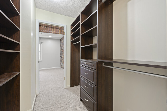 Walk In Closet - 132 Lablanc Way NW