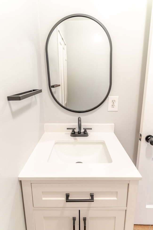 Building Photo - 640 E Valencia Ave