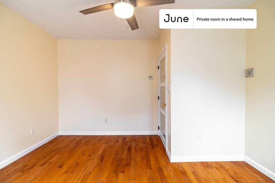 Building Photo - Private bedroom in 3 bed/2 bath Home