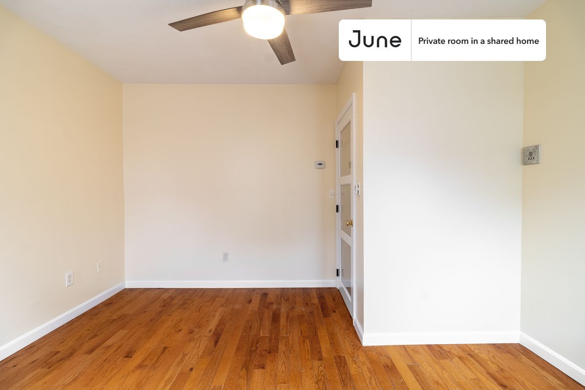Building Photo - Private bedroom in 3 bed/2 bath Home
